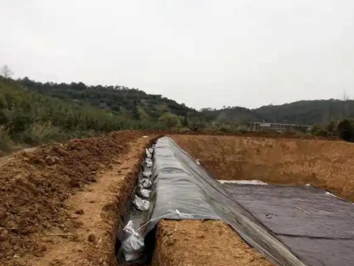 土工膜錨固溝施工不規(guī)范，后期邊角滲漏漏氣